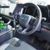 右ハンドルのレクサス『LM』7人乗り仕様。運転席周り。
