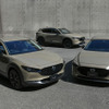 左：マツダ CX-30 レトロスポーツエディション（ジルコンサンドメタリック）　右：マツダ マツダ 3（FB）レトロスポーツエディション（ジルコンサンドメタリック）