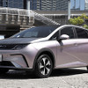 BYD ドルフィン ロングレンジ（コーラルピンク+アーバングレー）