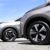 左：BYD ドルフィン（アーバングレー）　右：BYD ドルフィン ロングレンジ（コーラルピンク+アーバングレー）