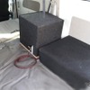 サブウーファーとアンプラックを荷室の右サイドに並べてインストール素のも独特。これも荷室スペースを確保する工夫だ。