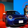 MINIクーパーEとMINIのデザイン部門責任者のオリバー・ハイルマー氏