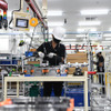 三菱自動車 ラムチャバン工場のクリーンルーム内で組立てられるバッテリー
