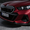 BMW i5 ツーリング の「Mパフォーマンスパーツ」装着車