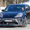 ポルシェ『マカンEV』の姿をしたアウディ 『Q8 e-tron』次期型プロトタイプと思われる車両（スクープ写真）