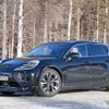 ポルシェ『マカンEV』の姿をしたアウディ 『Q8 e-tron』次期型プロトタイプと思われる車両（スクープ写真）