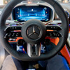 AMGパフォーマンスステアリングが標準装備。大型のアルミニウム製パドルシフトが装備されている。