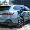 BMW 5シリーズ・ツーリング 新型のEV『i5』、航続560km…新写真を公開 画像