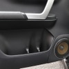 ドアパネルは多くの部分を純正のまま用いているのでインテリアのイメージを大きく変化することもない。