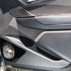 バッフル面にはピアノブラックを用いているのもデザイン上のこだわり。ドアの純正デザインを崩さないバッフル処理もスマート。