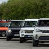 ディスカバリーの35周年記念限定車（右）と歴代モデル