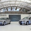 BMW 330e（左）と225xeアクティブツアラー(右)