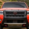 さらにコワモテ顔に変身！新色「アフターバーンオレンジ」が眩しい日産の新型『フロンティア』 画像