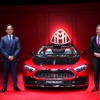 メルセデス・ベンツ日本社長兼CEOノゲルティンガー剛氏(左)とメルセデスマイバッハブランドの責任者　ダニエル・レスコー氏(右)