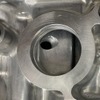 クローズドデッキ化による冷却水の流れの変化を水穴追加によって最適化