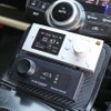 センターコンソール前部にはaune GTS1とminiDSPの表示＆操作部をインストール。見やすく操作性の高い取り付けとなった。