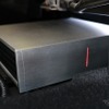 auneのGTS1はシート下に設置してスペース効率をムダにしていない。再生データのクオリティも含めて高音質に寄与する。