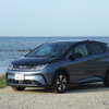 BYD ドルフィン ロングレンジのフロントビュー。標準型がモノカラー外装色であるのに対してこちらは2トーンカラー塗装。