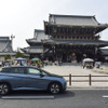 京都・東本願寺前にて。