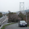 本州と九州を結ぶ関門橋をバックに記念撮影。