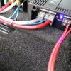パワーアンプなどの下を見るとフロアボードが設置されているのがわかる。確実な固定と今後のリメイクには便利な作りだ。