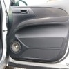ドアは大きく加工されているのがわかる。ミッドバスを取り付けた周辺はエンクロージャー化されている。