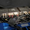 運転席下をのぞき込むとこの通りINGOT1×2台が見える、クルマの重心位置に重量物を設置するのがこのクルマのテーマとなった。