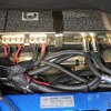 上層に設置された2台のパワーアンプの下を見るともう一台のパワーアンプ（INGOT2）が埋め込まれているのが見える。
