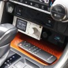 コクピットでの操作性を考えると車載機はメリットも大きい。センタークラスターに視認性＆操作性を考慮したリモコン取り付けを実施。