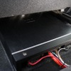 助手席下にはサブウーファー用のパワーアンプであるRS-09Xをインストール。低音の音にこだわったアンプ選びとなった。