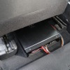 運転席／助手席ともにパワーアンプのサイズは完全には収めきれず、後部座席の足もとスペースにせり出しているのがわかる。