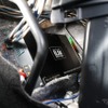 センタークラスター下部のパネルを外すと中のデッドスペースにブラムのDSPアンプであるRA704 DSP Proが設置されている。