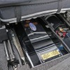 運転席／助手席のシート下にもARCオーディオのパワーアンプである420SE-Tradがインストールされている。