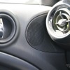 ドア上部には純正のスピーカー取り付け位置がある。ここに取り付けられているのがブラムの13cmスピーカー（S100N24 BMW）。