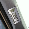 Aピラーに施されたショップロゴのエンブレム。アクリルを使ったイルミ効果も備えて車内ドレスアップに一役買う。