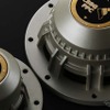 各ユニット背面のオーナメントプレートにもPPCコーンの指向性を▼印で表示 ※画像はプロトタイプを撮影したもので、背面オーナメントプレートの向きが実際と異なる