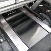 助手席のシート下にはデジタルパワーアンプのRS-A7Xをインストール。シートレールの間に見事に収まるスペース効率の良さ。