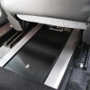 運転席下に収められているのはデジタルインテグレーテッドアンプのRS-A9X。後端部分にパネルを設けて車内に融合させている。