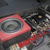 フロア下には大量のユニットを詰め込んだ。ケーブル類は電源系と信号系が干渉しないように分離しているのも特徴となった。