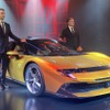 フェラーリ849テスタロッサ。スペッソット氏（向かって左）とロマニエッロ社長