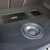 周囲から一段下がったフロア中央部は人工スエードでフィニッシュされている。普段は隠れている部分だが処理のクオリティは高い。