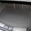 プロテクションボードをセットするとこの通り純正同様のフラットなフロアが現れる。荷物の積載性も純正並みにキープする。