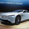 マツダ・ビジョン・クロスクーペ（ジャパンモビリティショー2025）。フェンダーのマークは映り込み
