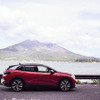 ID.4のサイドビュー。背景は桜島。