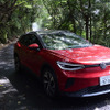 VW ID.4。山岳路では後輪駆動のメリットでステアフィールの良さを実感できる。