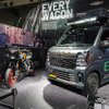 “親子”のGSX-8TTとともに並べられたスズキ EVERY WAGON WANPAKU RIDER（東京オートサロン2026）
