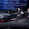 日産モータースポーツ＆カスタマイズNISMO事業所モータースポーツパワートレイン開発部主管の片倉丈嗣さん(右)と同オーテック事業所カスタマイズデザイン部部長の森田充儀さん(左)