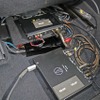 助手席のシート下にはこのように数多くのユニットがインストールされている。スペース効率を考えた設置スタイルだ。