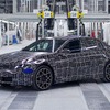 BMWの新世代EV「ノイエ・クラッセ」第2弾、セダン『i3』新型の量産前テスト車両がラインオフ 画像