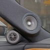 スピーカーはDLSのハイエンドシリーズであるスカンジナビアを用いる。ピラーにミッドレンジ、ドアミラー裏にはツイーターを配置。